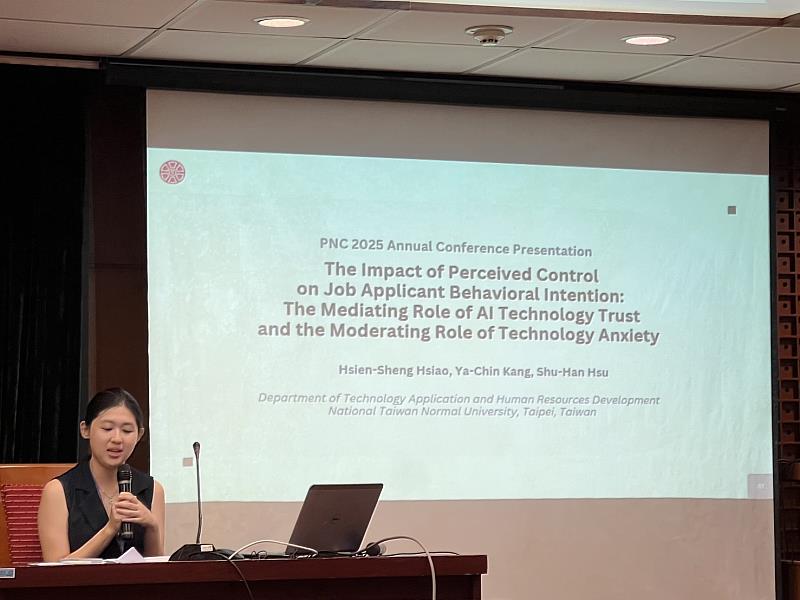 中國文化大學勞動暨人力資源學系學生於PNC 2025年會發表AI與人資科技相關研究成果。（鋒形科技提供）