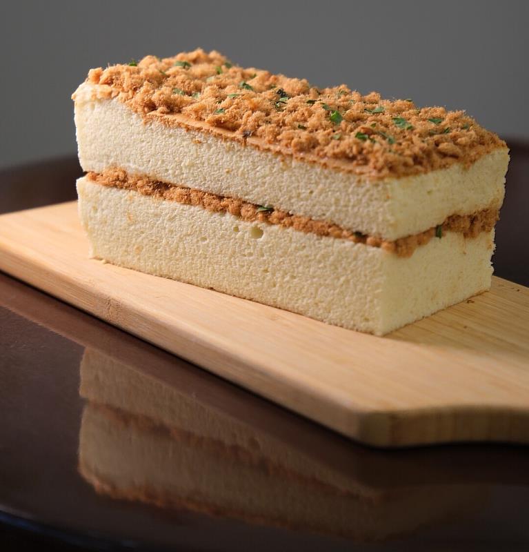 「澎湃先生現烤蛋糕」堅持使用新鮮食材與紮實技藝,打造口感綿密、香氣純粹的磅蛋糕與手作糕點,選用嘉義鵝肉鬆,鵝香鹹甜,為味覺帶來新鮮感。