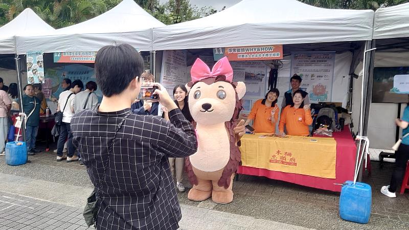 穿山甲小璃與攤位互動