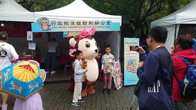 民眾與穿山甲小璃互動