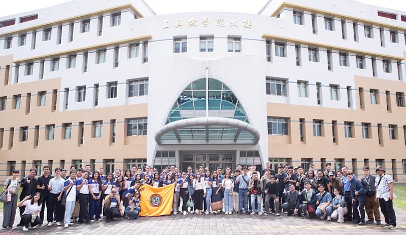 越南、柬埔寨、菲律賓及馬來西亞地區升學輔導人員來臺參訪團在勤益工具機大樓前合影