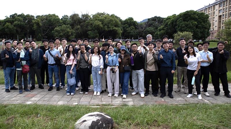 越南、柬埔寨、菲律賓及馬來西亞地區升學輔導人員來臺參訪團在明秀湖前合影