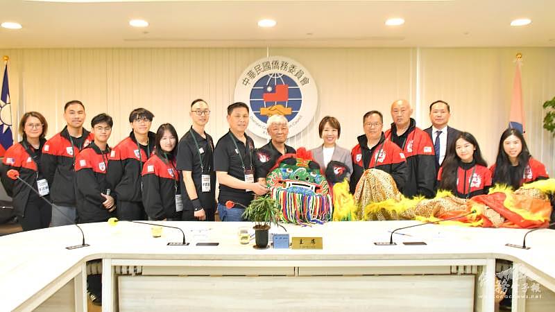 僑委會致贈臺灣獅頭予梁館白鶴龍獅團