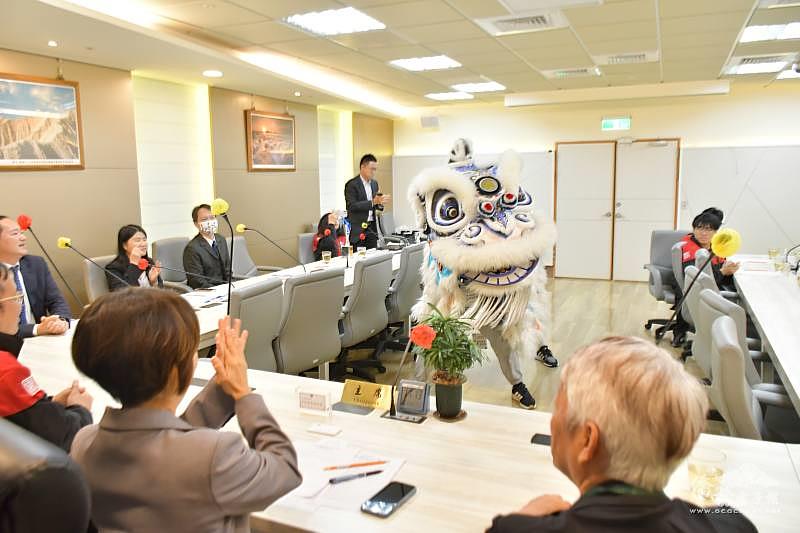 梁館白鶴龍獅團現場帶來舞獅表演