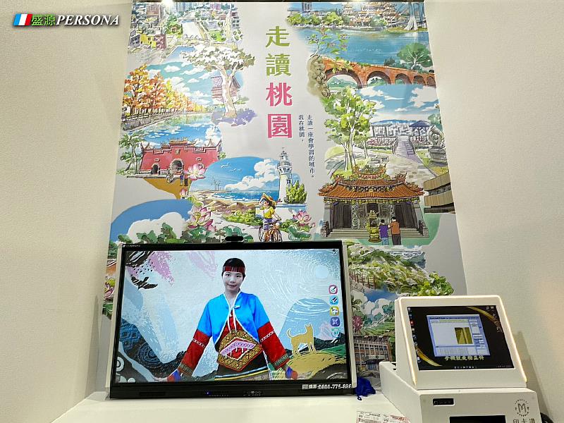 盛源觸控螢幕與 CaptureMe AI的互動體驗。民眾只需站在螢幕前，即可透過AI即時生成專屬角色，吸引大量觀展者拍照留念、體驗AI在教育情境與創意展示中的應用潛力。