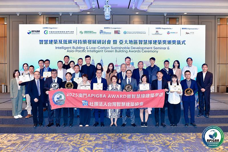二、遠傳攜手台灣港務公司、致伸科技在本屆「亞太智慧綠建築獎」共獲一鉑金兩金獎，代表台灣在國際舞台大放異彩。