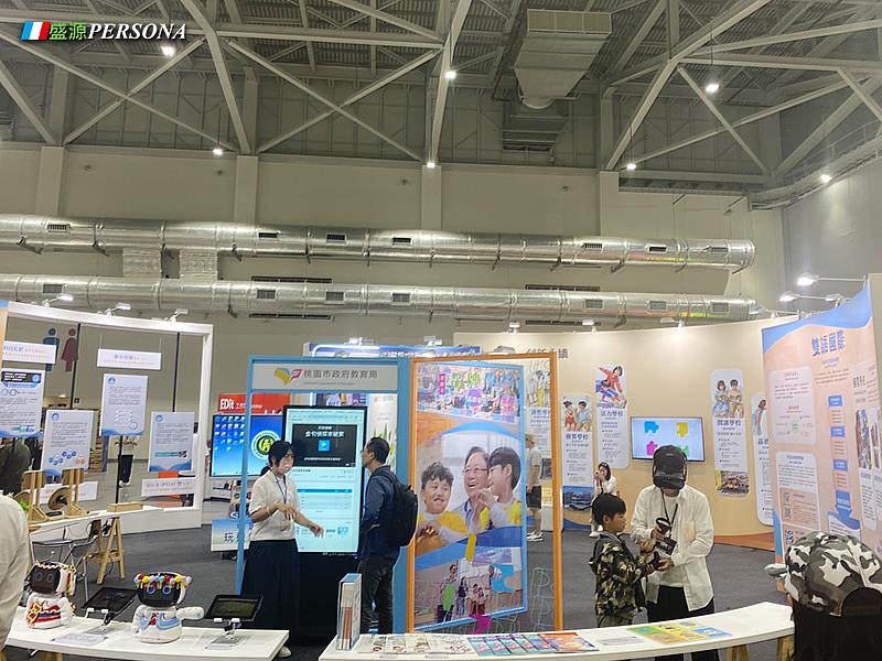 盛源PERSONA互動觸控螢幕，憑藉靈敏流暢的觸控性能與細膩畫質，參觀者可透過直覺互動方式，深入了解桃園教育的創新應用與智慧校園發展方向。