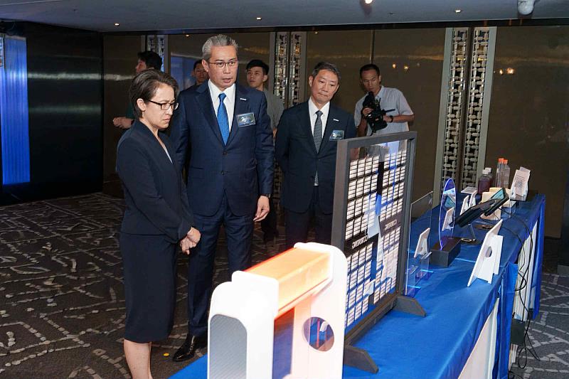 康寧顯示科技大中華區總裁暨總經理曾崇凱與台灣康寧總經理何宜修向副總統蕭美琴介紹康寧最新產品與技術,展現其在台創新成果與技術實力。