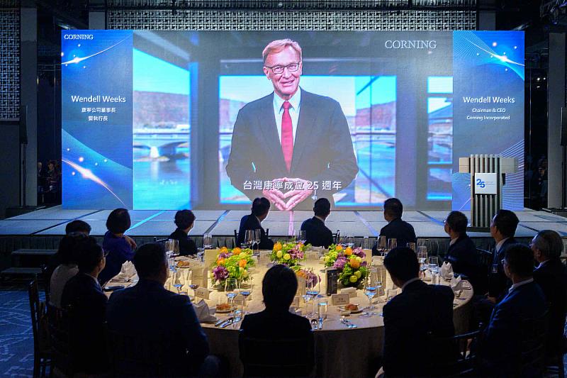 康寧公司董事長暨執行長Wendell Weeks特別錄製一段祝賀影片,向台灣康寧表達誠摯的祝賀與支持。