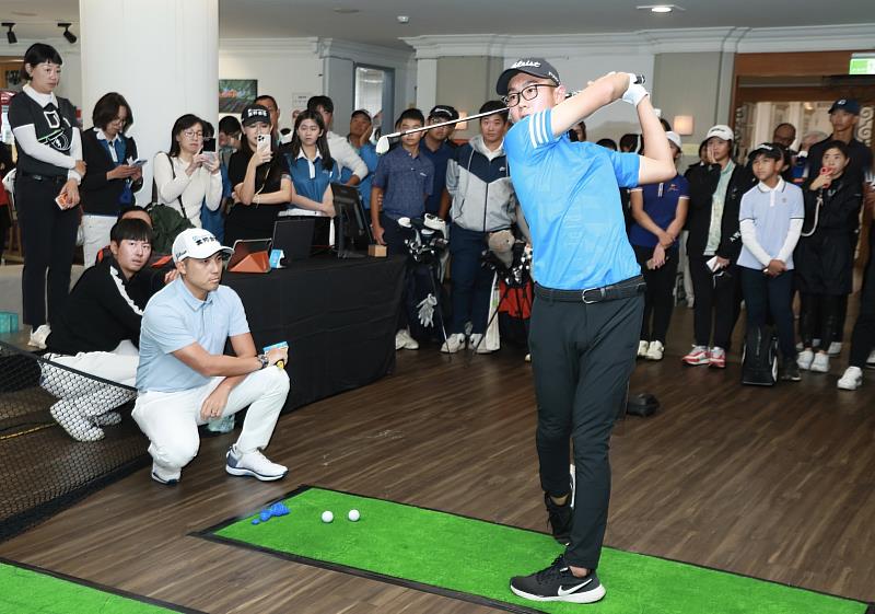 旅美職業高球名將潘政琮（左）運用電腦模擬揮桿系統現場教學。
