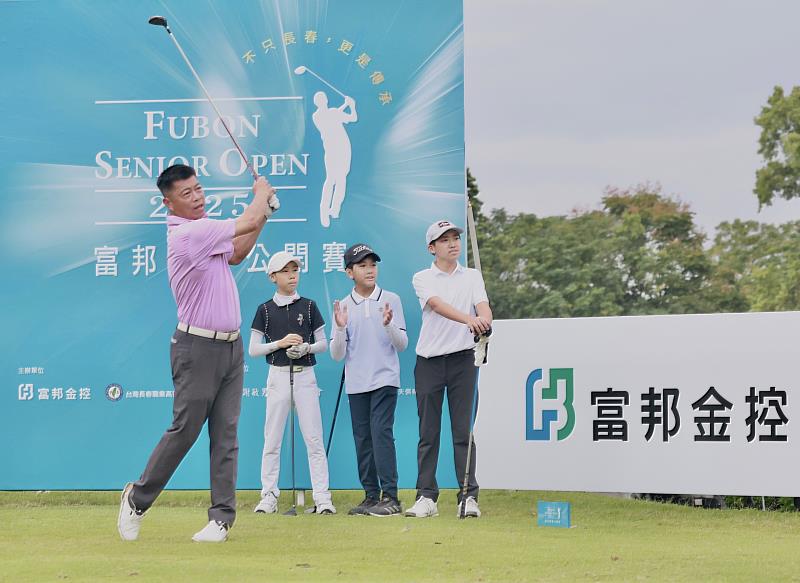 長春好手蔡啟煌在同組業餘小將面前示範開球。