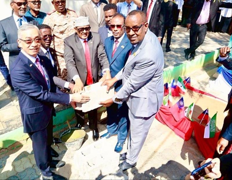 羅大使（左）及索蘭政要於台灣醫學中心動土典禮立磚慶賀。