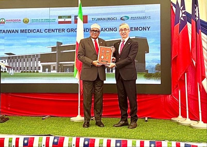 羅大使（右）致贈動土典禮紀念匾額予艾總統（左）。