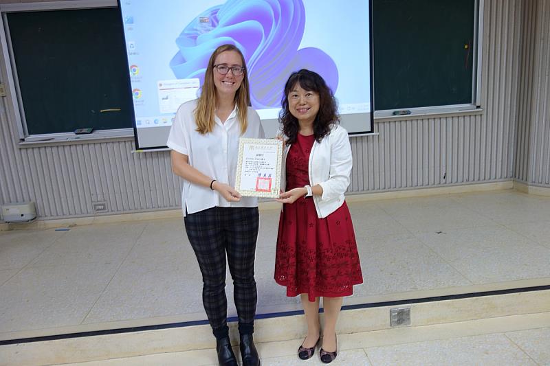 南大人文學院蔡玲婉院長致贈感謝狀予Christine Welch博士,感謝其蒞校分享研究成果並促進學術對話。