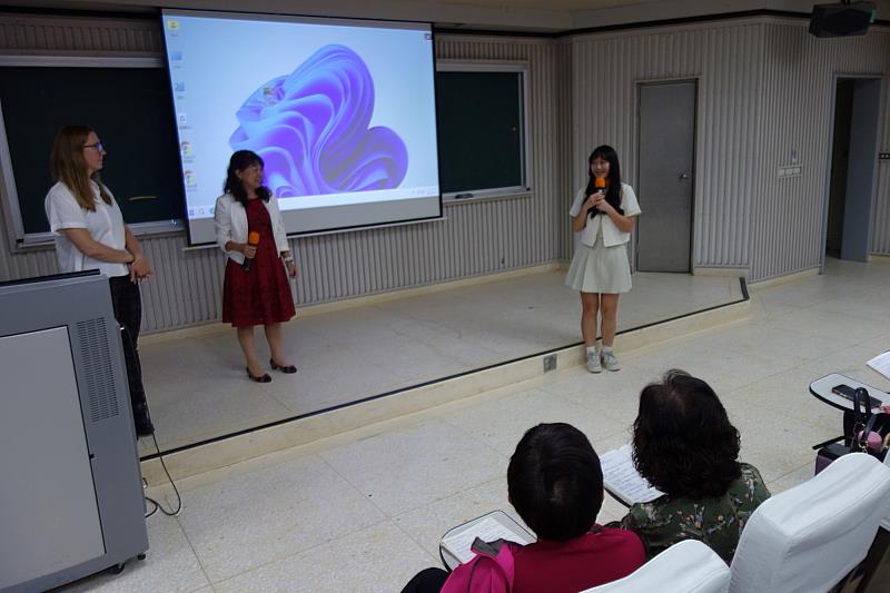 南大人文學院蔡玲婉院長主持講座，與Welch博士及學生現場交流，展現跨文化研究的討論熱度。