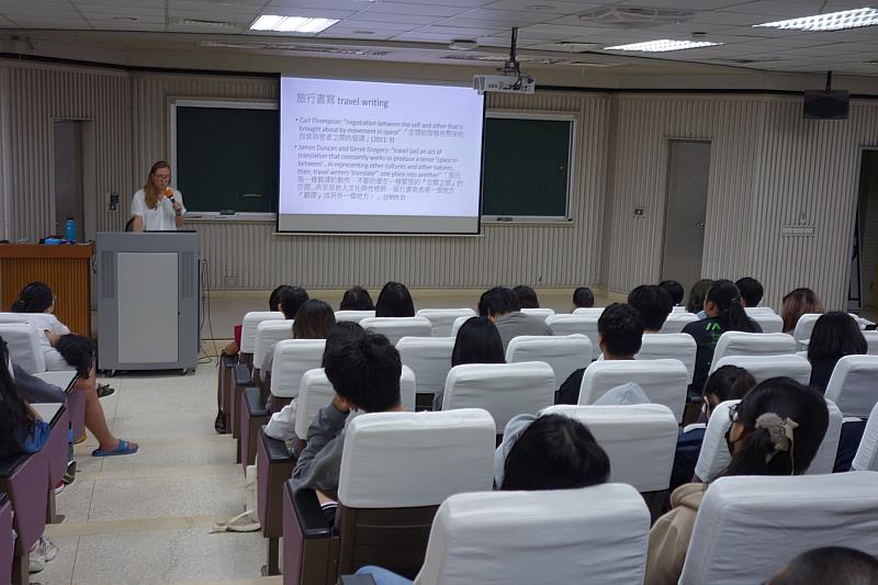 南大人文學院邀請美國學者Christine Welch博士發表專題演講,分享其對十七世紀臺灣書寫與文化翻譯的研究成果。