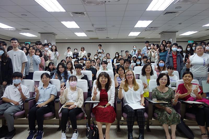 南大人文學院蔡玲婉院長、Christine Welch博士、國語文學系王琅副教授與學生一同留影，展現人文學院推動國際學術交流的成果。