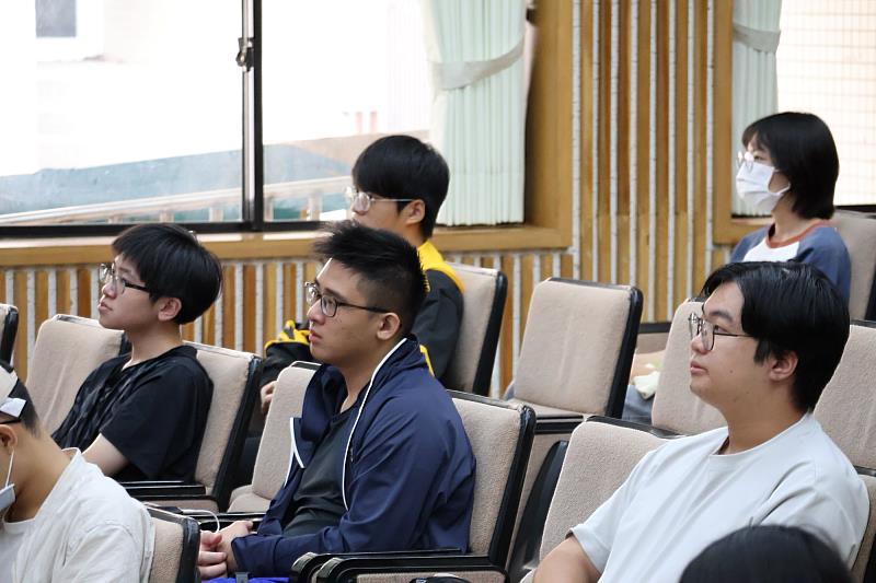 南大學生專注聆聽講座內容,從廖雲章女士的分享中思考「看見」與「理解」的意涵。