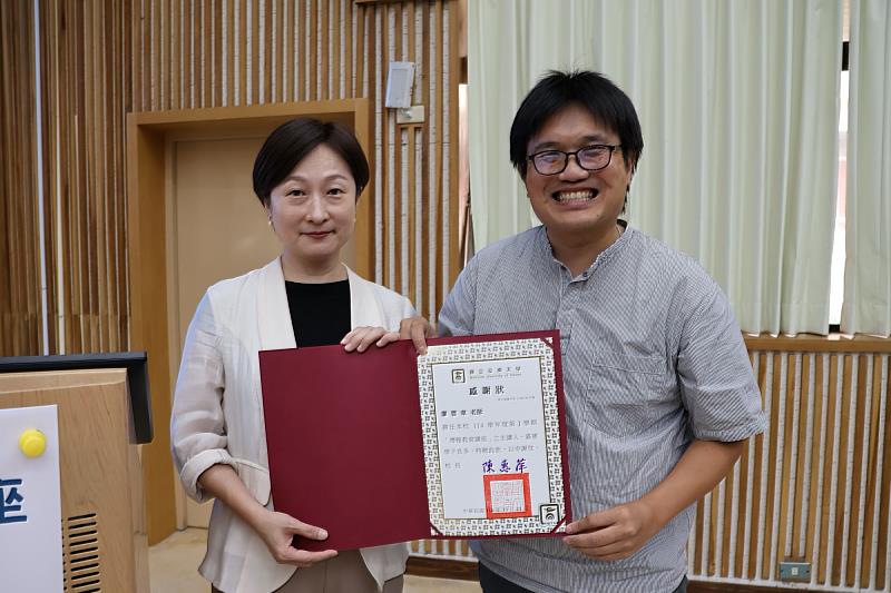 南大通識教育中心授課教師吳明錡代表學校致贈感謝狀,感謝廖雲章女士帶來深具啟發性的講座。