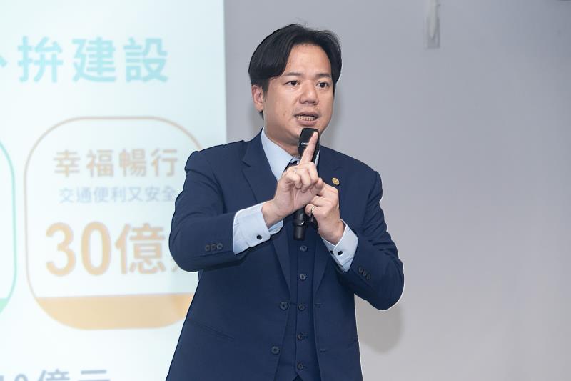 代理市長邱臣遠向里民報告市政進展