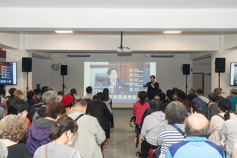 代理市長邱臣遠向里民報告市政進展