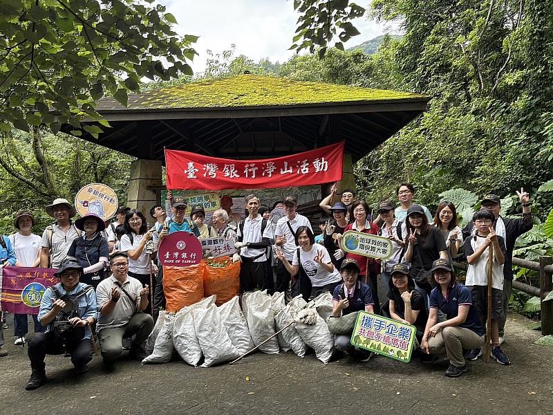 臺灣銀行副總經理李明華號召同仁於陽明山國家公園天溪園生態教育中心,移除外來種植物,保護自然資源。