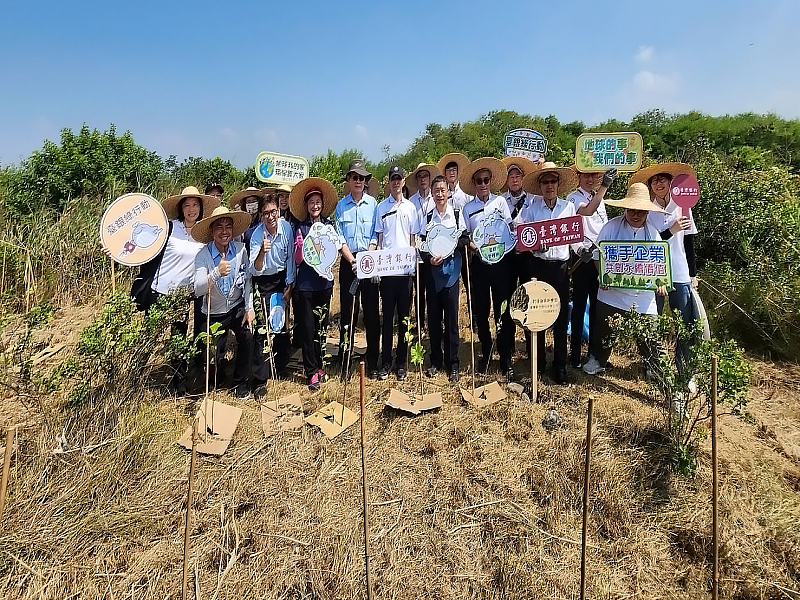 臺灣銀行副總經理李明華(前排中)偕同高雄地區分行同仁,並邀請南部企業客戶參與植樹,以實際行動守護濕地生物多樣性。