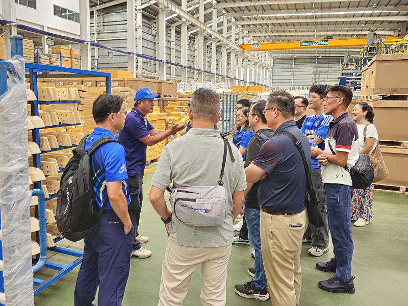 臺科大訪團特別參訪專業汽車零組件製造商大億金茂股份有限公司，由機械系校友葉聰敏廠長分享企業發展現況與經營策略，並帶領參訪團實地參觀廠區。