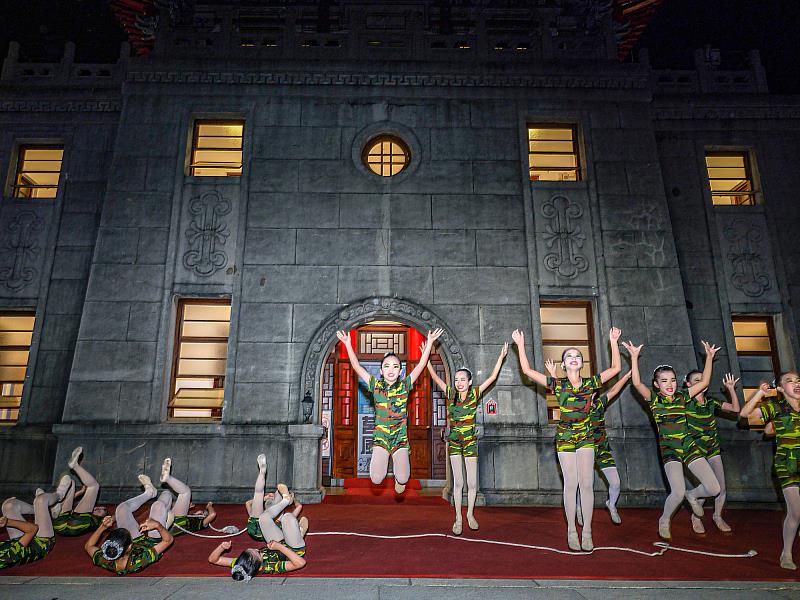 莒光樓燈光發表會由金門棠風舞蹈團戰地小兵開場演出