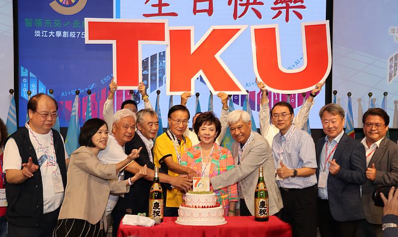 創校75週年生日蛋糕由張家宜董事長(右5)、葛煥昭校長(右6)等人共同切下蛋糕,祝福淡江生日快樂。(圖/淡江大學提供)