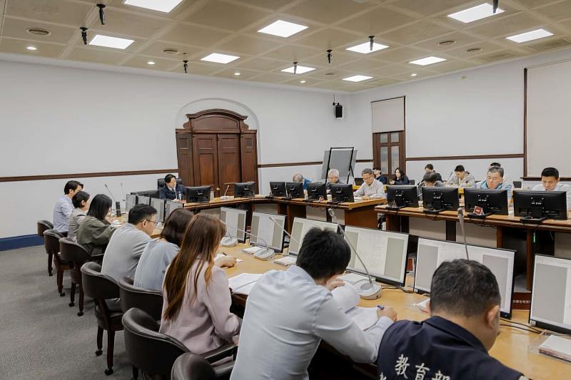 代理市長邱臣遠27日主持道安聯繫會報,期盼持續藉由「人本教育」降低事故發生率。