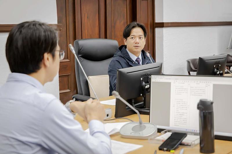 代理市長邱臣遠27日主持道安聯繫會報，期盼持續藉由「人本教育」降低事故發生率。