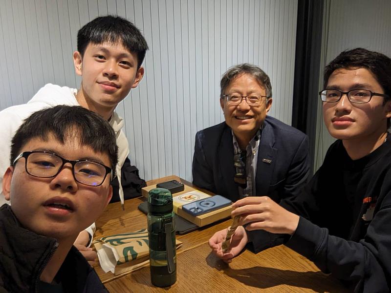 菁英班學生在陽明交通大學接受黃經堯產創長（右2）指導，展現校校企三方聯手推動跨域學習的目標。