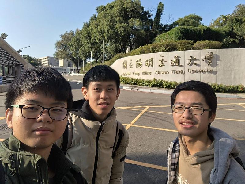 樺漢科技菁英班學生楊又霖（左）、劉毅安（中）與呂宗恩（右）於陽明交通大學修習專業課程，體驗跨校學習多元環境。