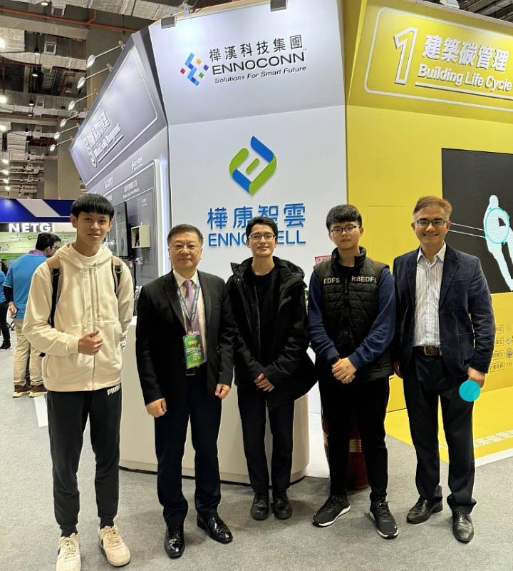 朱復銓董事長（左2）親自帶領菁英班學生參訪樺漢集團展區，瞭解最新智慧製造與雲端應用技術，深化學生產業視野。