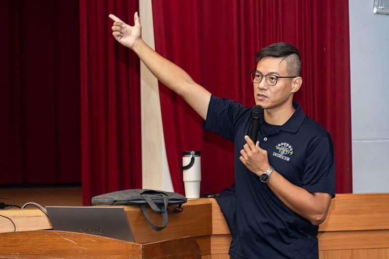 演訓首日,由消防局明湖分隊小隊長湛儁楷進行講座說明。