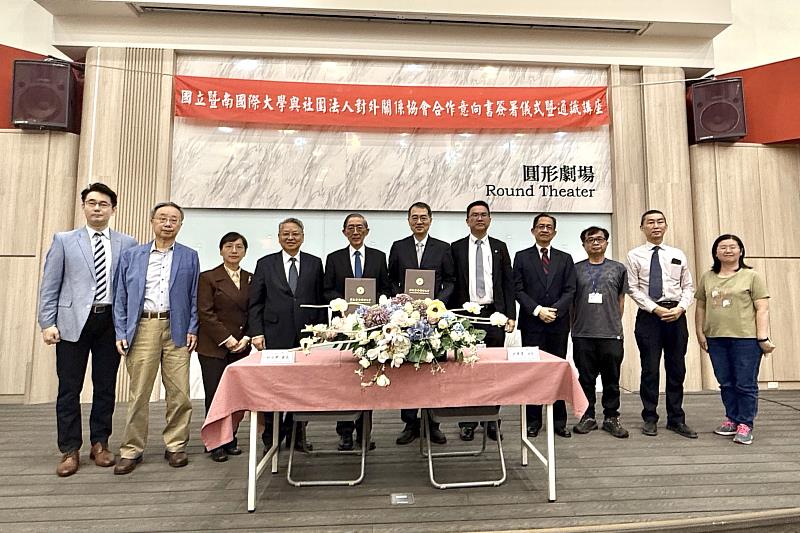 對外關係協會秘書長黃奎博（左起）、前駐索羅門群島大使羅添宏、外交部參事高安、對外關係協會常務理事令狐榮達大使、理事長林永樂、暨大校長武東星、副校長曾永平與護理學院院長陳建良等人於暨大圓形劇場「變動中的國際情勢與台灣的國際角色」專題講座中合影。