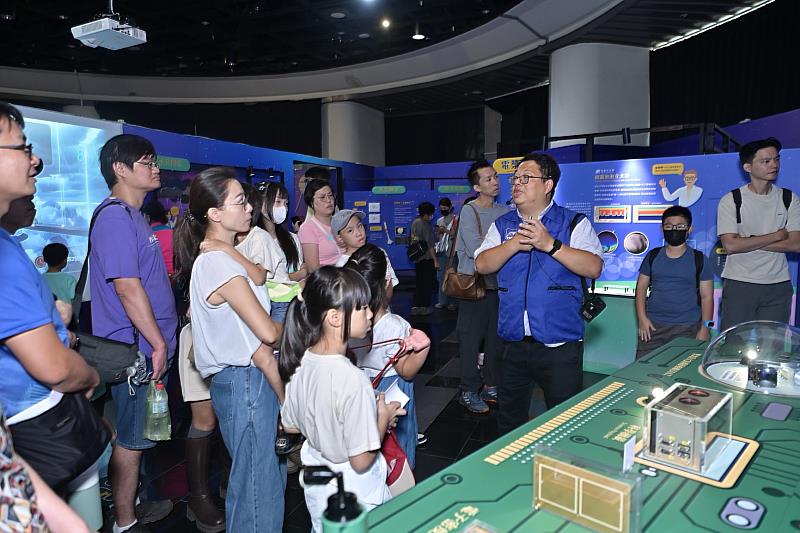 特展導覽解說（解說者－成大物理系陳炳志教授）