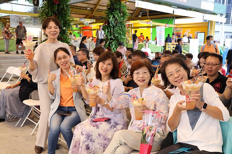 農金署周妙芳副署長、台灣金聯資產管理公司宮文萍董事長、佳冬鄉農會林淑玲總幹事等產官學貴賓享用「透紅佳人冰鑽派對」