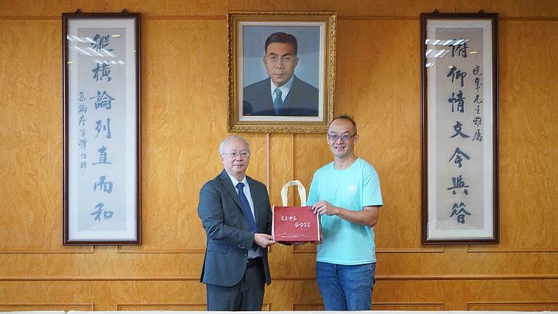 文化大學王俊彥院長與金山高中高晉強主任共同簽署「臺灣優華語策略聯盟」,象徵北海岸教育合作新里程。