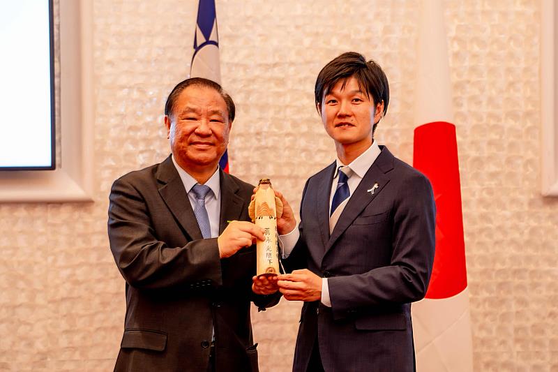 葛主任與農林水產大臣鈴木憲和合影