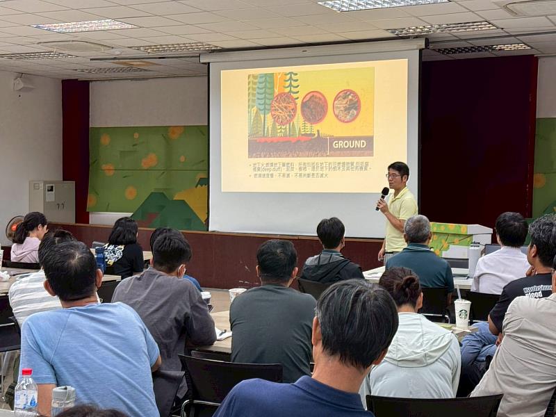 10月21日於本分署舉辦室內課程，由林業試驗所潘孝隆助理研究員講授森林火災行為特性、森林火災ICS運用等課程