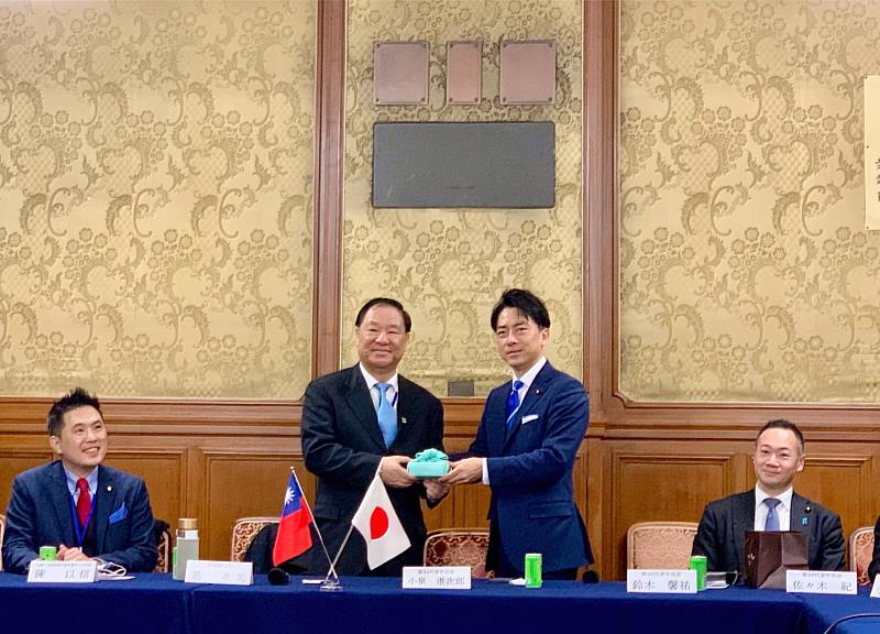 葛主任與防衛大臣小泉進次郎合影