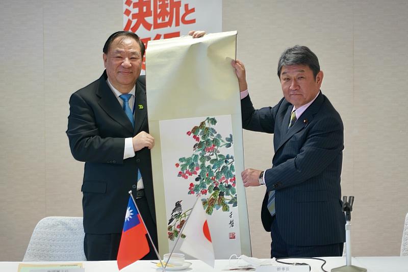 葛主任與外務大臣茂木敏充合影