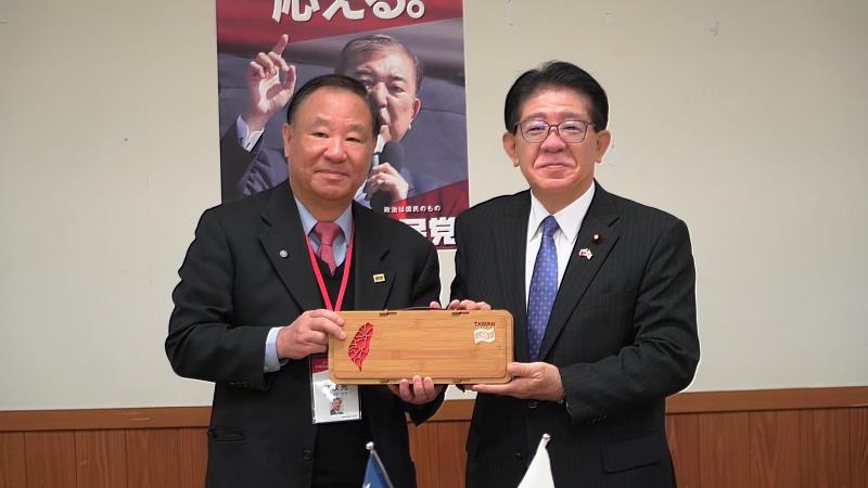 葛主任與國土交通大臣金子恭之合影