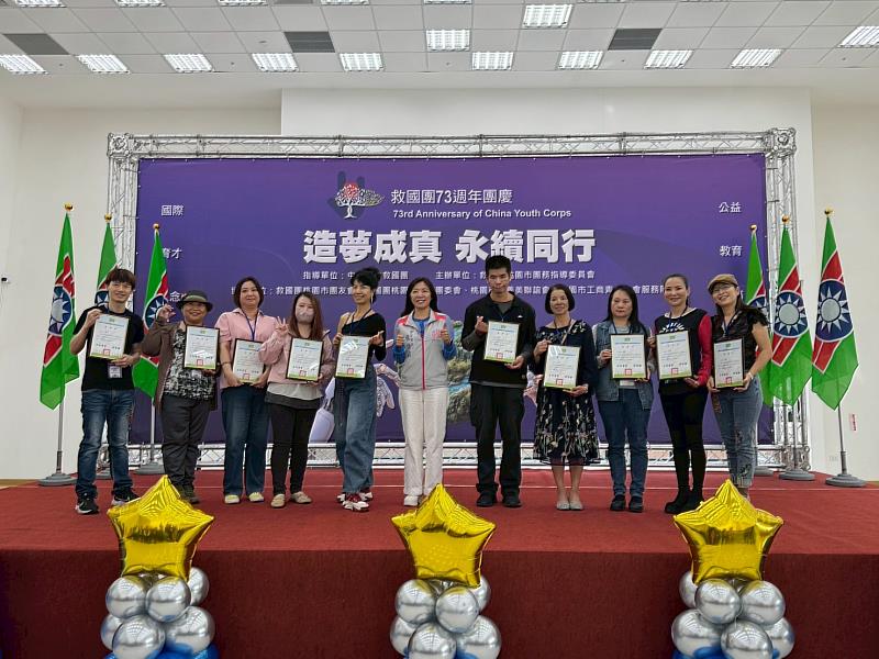 局長與受獎人合照