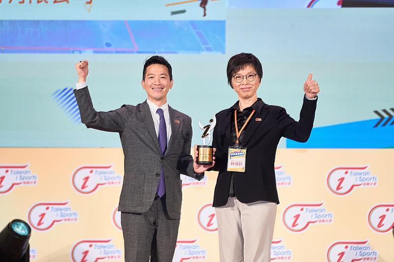 運動部全民運動署今日舉辦「2025年運動企業認證」授證儀式,由總統府副秘書長何志偉親自頒發,遠傳人資長林淑鈴(右)代表出席受證