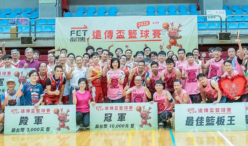 遠傳連年舉辦遠傳盃籃球賽、羽球賽事,除員工參與外,更鼓勵邀請眷屬參與,營造全家共遊的運動嘉年華氛圍。