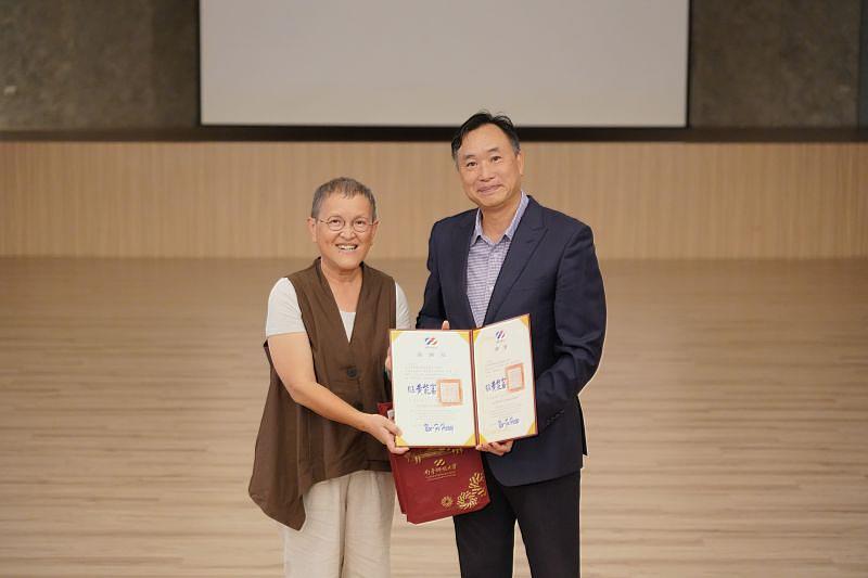 通識大師講座，邀請曾任雲門舞集行政總監、現任雲門舞集舞蹈教室董事長温慧玟女士蒞校。南臺科大校長黃能富致贈聘書及紀念品予温慧玟董事長。