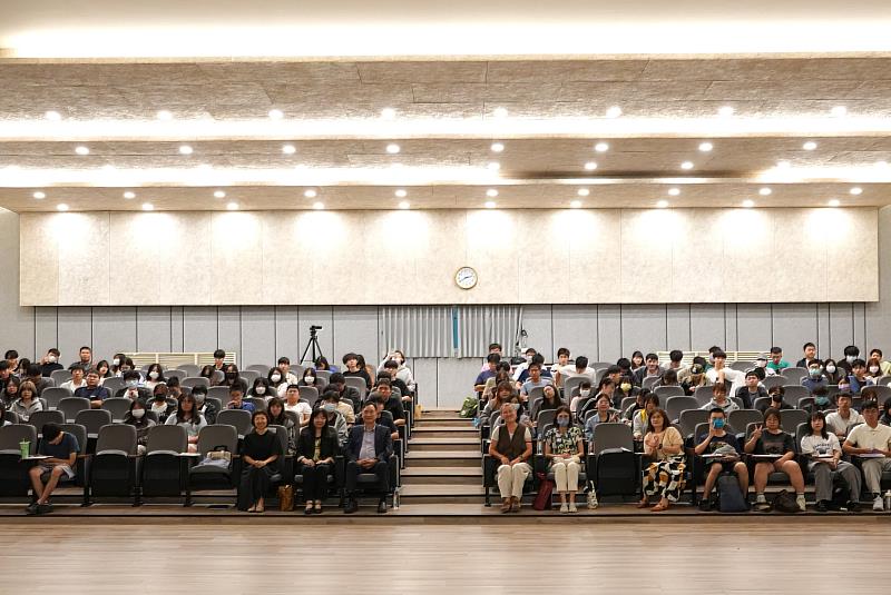 温慧玟董事長帶領超過250位師生走入遊戲般的藝術之境。圖為南臺科大師長、主講人及學生合影。